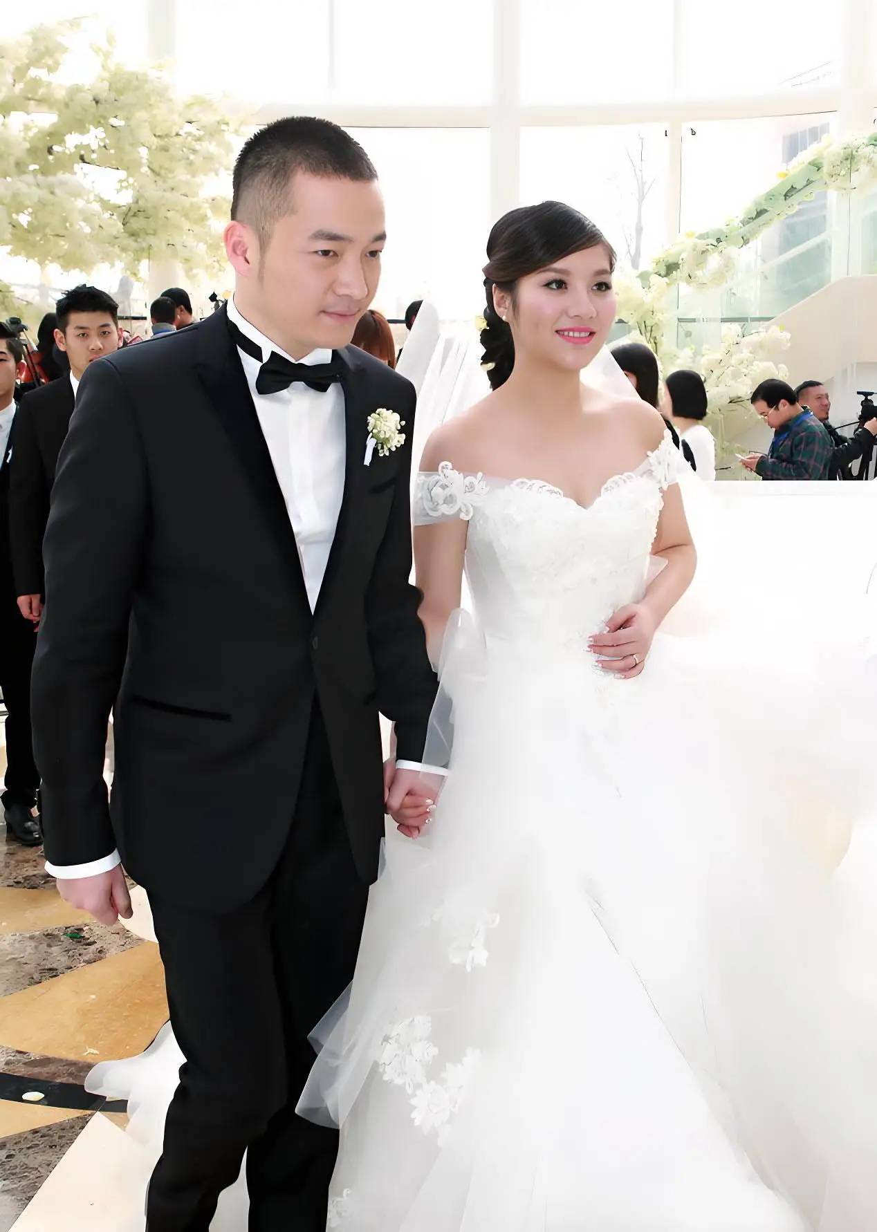 产偷偷搬走300多箱茅台拉黑妻子连孩子都不见开元棋牌卓伟再曝大瓜!喻恩泰被曝婚变转移财(图12) 产偷偷搬走300多箱茅台拉黑妻子连孩子都不见开元棋牌卓伟再曝大瓜!喻恩泰被曝婚变转移财(图12)